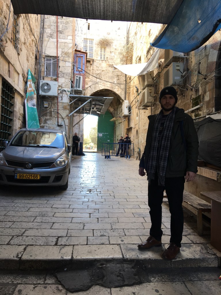 Mescid-i Aksa’ya giriş yapılan kapılardan biri. Kapıda sizi içeri girerken sorgulayan terörist İsrail polisleri. 